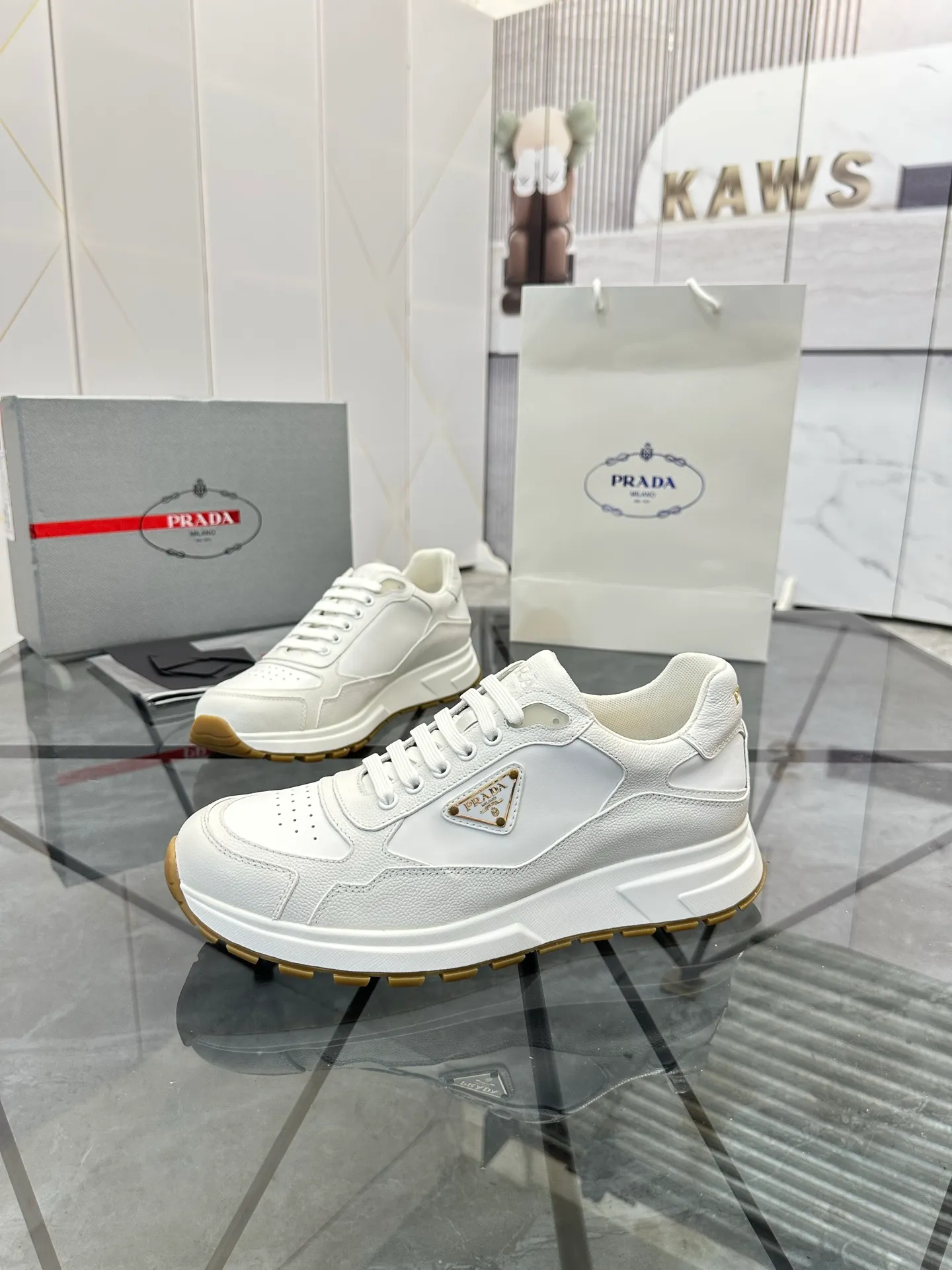 Men's shoes: 💰P600¥ High-end top quality Product trademark: Prada *"Prada*" low-top casual shoes Regular size: 38-45 (can be customized to 46) Product material: imported cowhide upper, breathable lining, cowhide foot pads, original ultra-light foam outsole. No.: 001